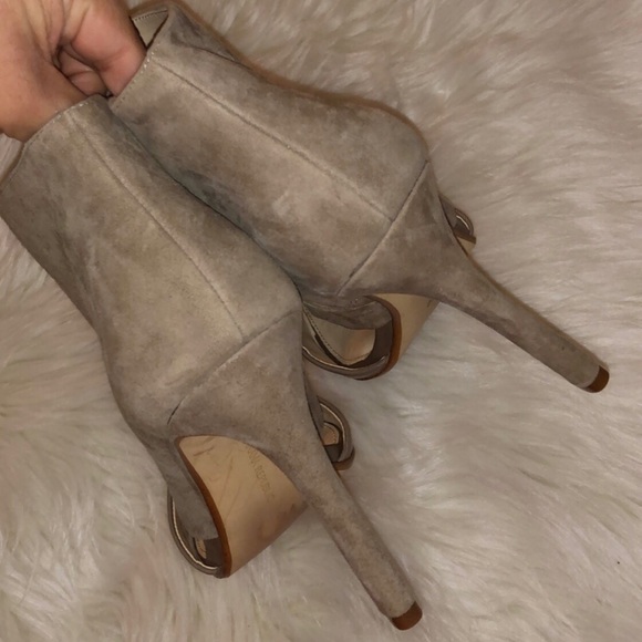 BANANA REPUBLIC Taupe Suede Heels - Picture 5 of 7